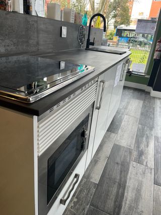 Muebles de cocina blancos y encimera