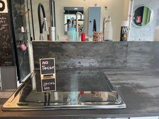 Muebles de cocina blancos y encimera