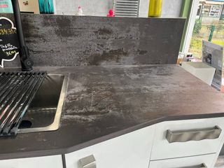 Muebles de cocina blancos y encimera