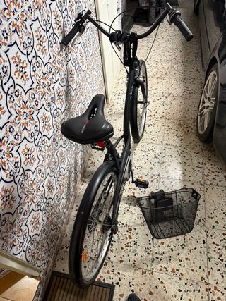 Bicicleta de paseo negra con cesta Elops
