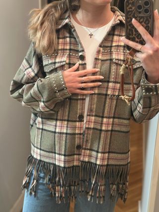 Chaqueta cuadros tachuelas flecos