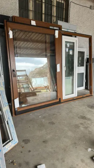 Ventanas de PVC Marrones y Blancas