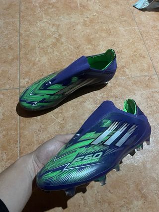 Botas de fútbol Adidas verdes y moradas
