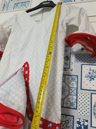 Traje de flamenca azul clarito, blanco y rojo