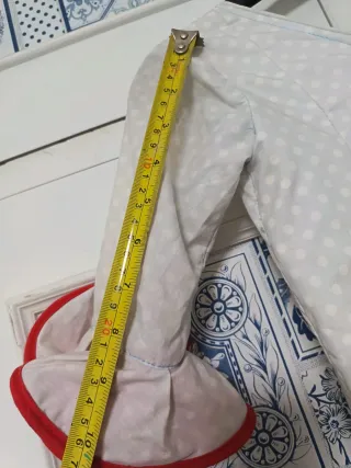 Traje de flamenca azul clarito, blanco y rojo