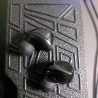 Auriculares Bluetooth con Base Negra y Detalles Ro