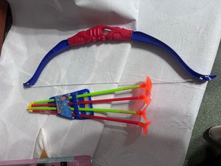 Arco y flechas de juguete