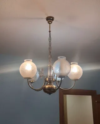 Lámpara de techo dorada con globos de cristal