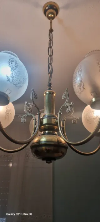 Lámpara de techo dorada con globos de cristal