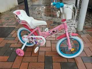 Bicicleta infantil rosa con ruedas de apoyo