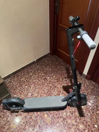 Patinete Eléctrico Xiaomi Scooter 4 con cargador.