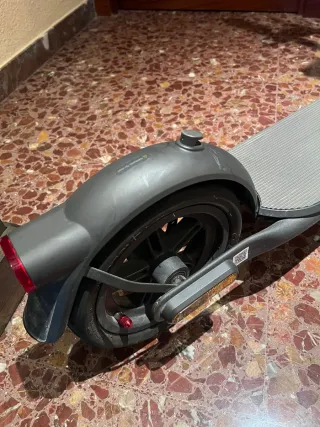 Patinete Eléctrico Xiaomi Scooter 4 con cargador.