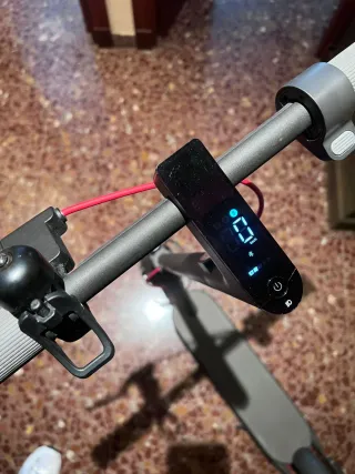 Patinete Eléctrico Xiaomi Scooter 4 con cargador.