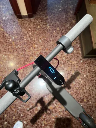Patinete Eléctrico Xiaomi Scooter 4 con cargador.