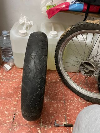 Llanta de moto azul con disco