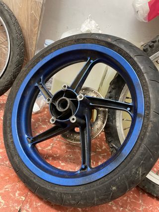 Llanta de moto azul con disco