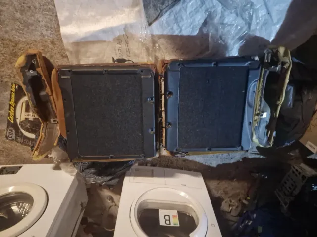 Sedili posteriori completi senza rivestimento