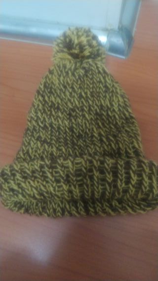 Gorro tejido con pompón