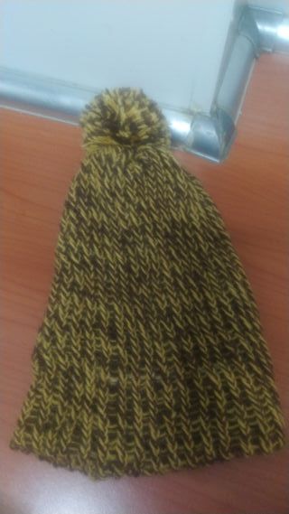 Gorro tejido con pompón