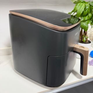 Freidora Cosori Negra y Dorada 6l