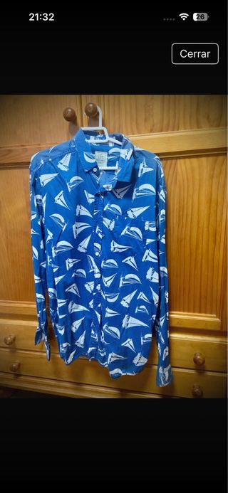 Camisa azul con estampado de barcos