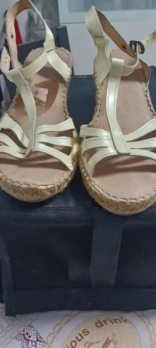 Sandalias cuña mujer beige y dorado