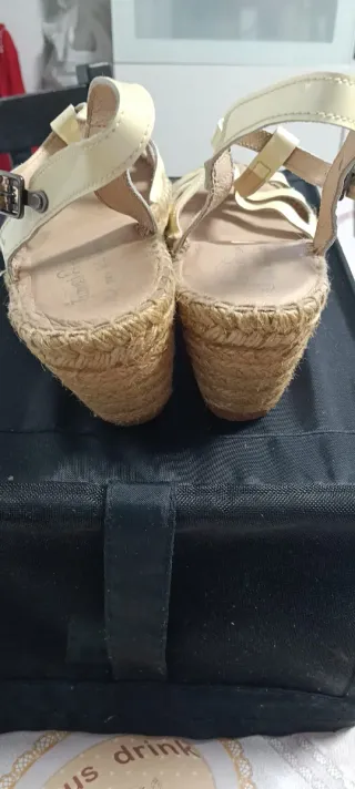 Sandalias cuña mujer beige y dorado