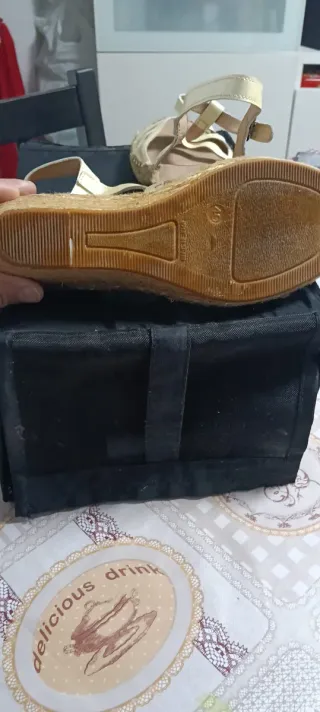 Sandalias cuña mujer beige y dorado