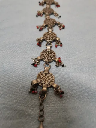 Pulsera con abalorios rojos y plateados