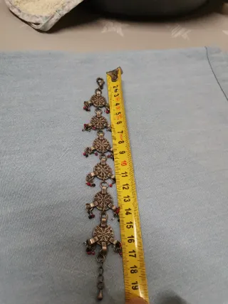 Pulsera con abalorios rojos y plateados