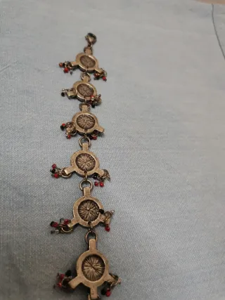 Pulsera con abalorios rojos y plateados