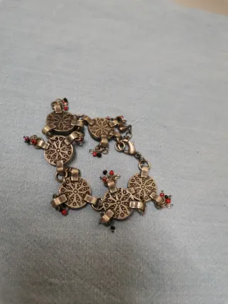 Pulsera con abalorios rojos y plateados