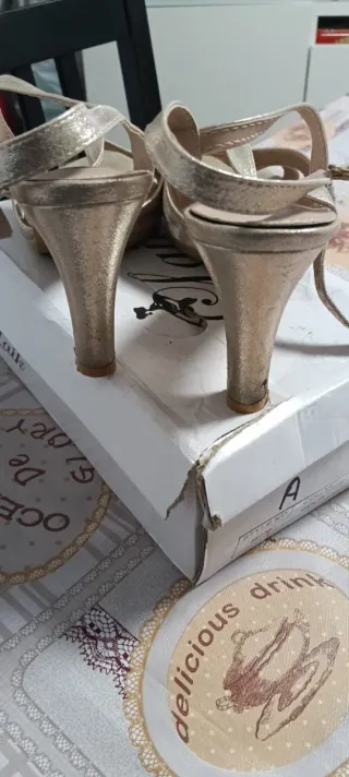 Zapatos de tacón dorados para mujer