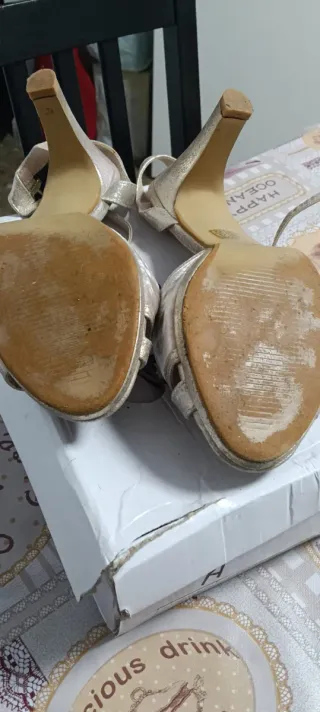 Zapatos de tacón dorados para mujer