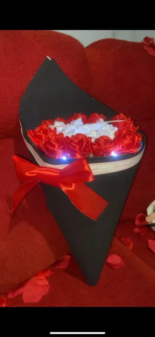 Ramo de rosas rojas y blancas