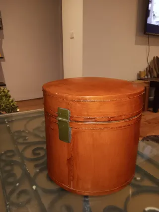 Maleta antigua sombrero redonda madera.