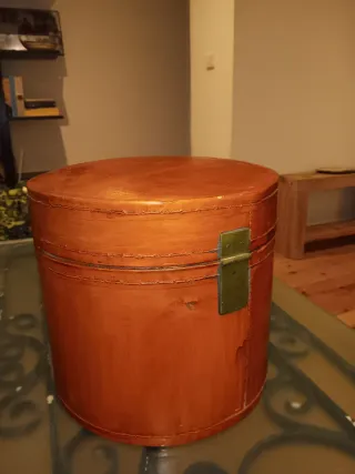 Maleta antigua sombrero redonda madera.