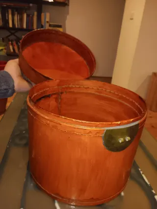 Maleta antigua sombrero redonda madera.