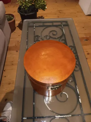 Maleta antigua sombrero redonda madera.