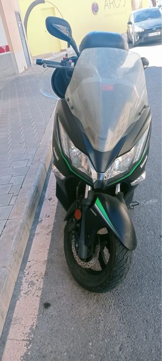 Maxi Scooter Negra y Gris