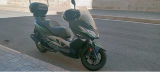 Maxi Scooter Negra y Gris