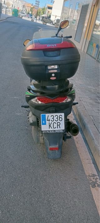 Maxi Scooter Negra y Gris