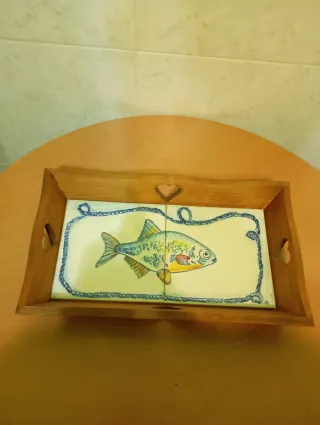 Tabuleiro decorativo peixe cerâmica e madeira