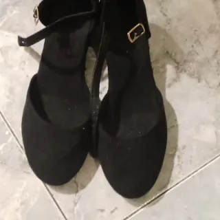 Zapatos negros cómodos con hebilla