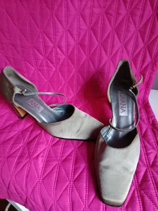 Sandalias de tacón doradas