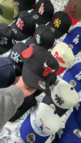 Gorra New Era Negra y rojo con el toro lateral.