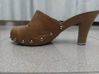 Zuecos marrones de plataforma