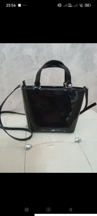 Borsa Guess vernice lucida nera