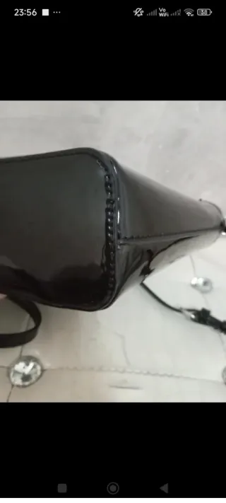 Borsa Guess vernice lucida nera