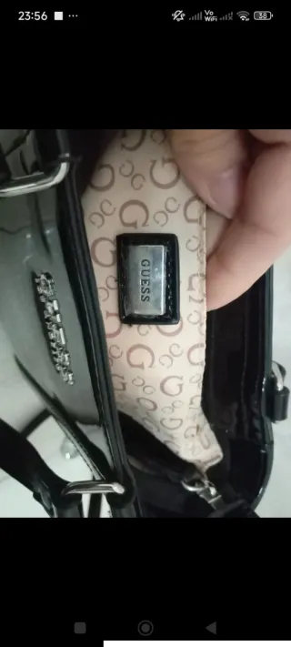 Borsa Guess vernice lucida nera